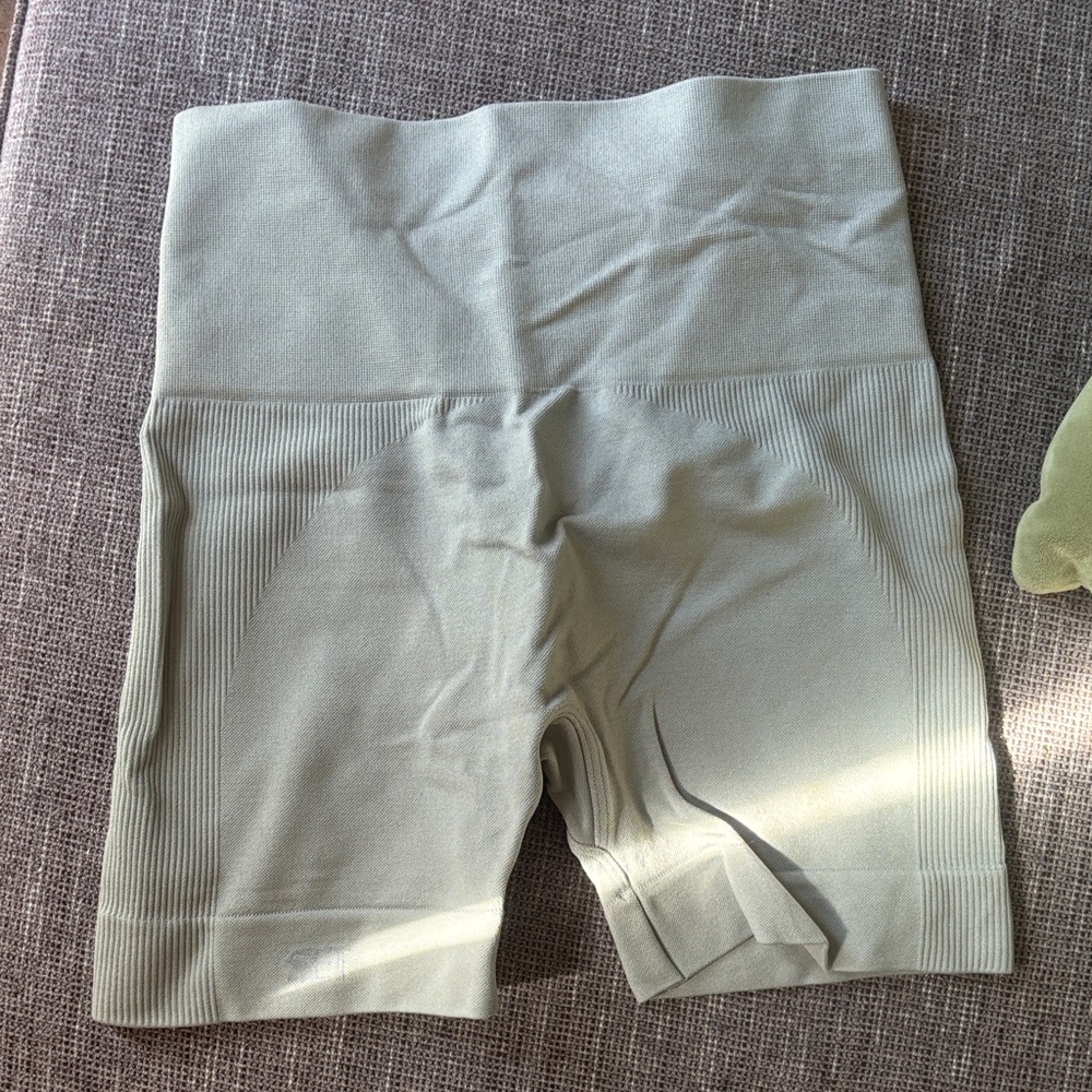 Set active workout shorts